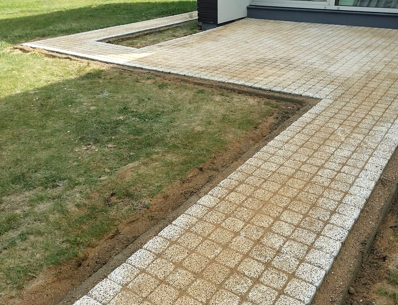 Гранитная брусчатка и терраса у частного дома
