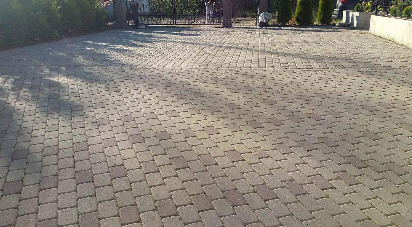 Просторный двор с брусчаткой типа «старый город»